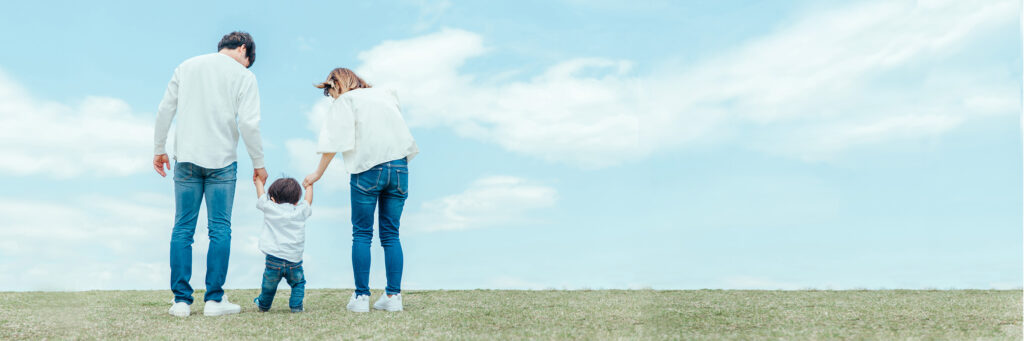 青空の下、手をつないで歩く家族|チャアンドマムは赤ちゃんから家族まで使えるスキンケア