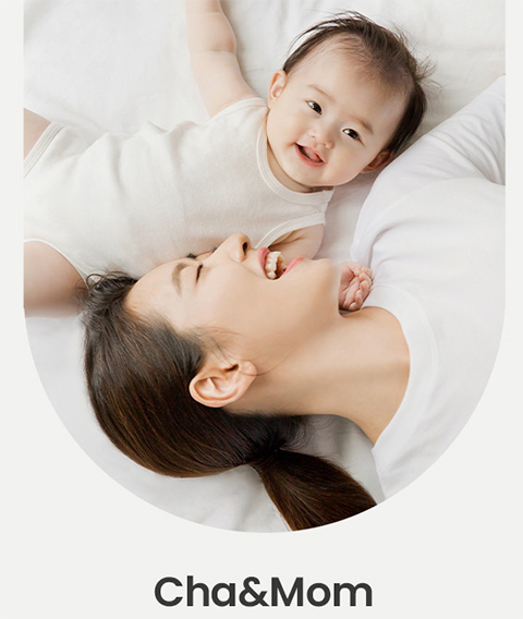 赤ちゃんと笑顔で触れ合う母親の写真。Cha&Momのブランドポリシーを象徴する温かいメインビジュアル。